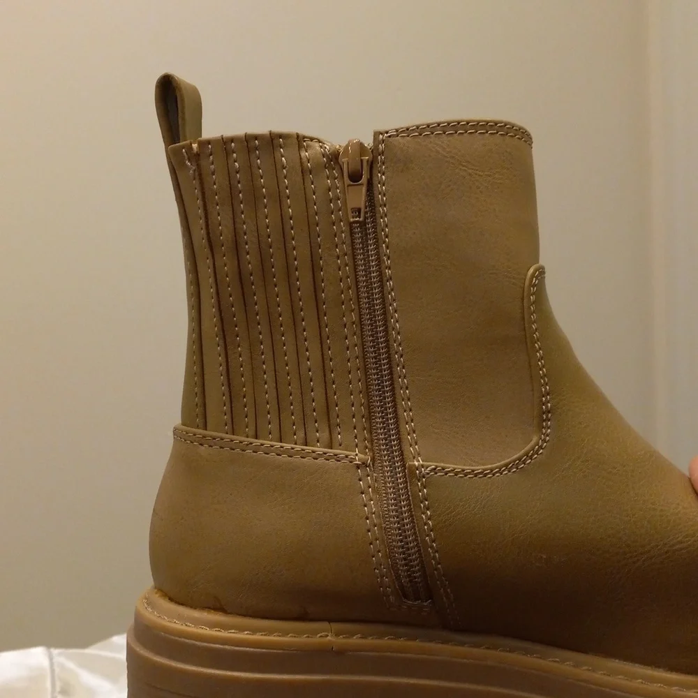 NWT 8.5 TT Ankle Boots Tan Memory Foam Comfy Slouchy Combat Moto Lug Chelsea